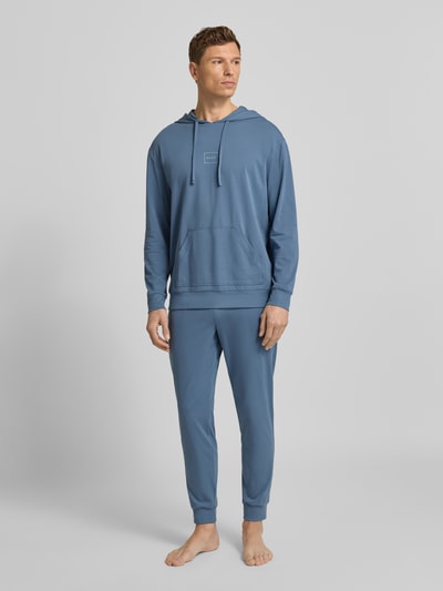 Mannelijk model draagt Regular Fit Hoodie uit katoenmix model 'LAZE' van HUGO, effen blauw, met kangoeroezak, voorkant volledig zichtbaar.