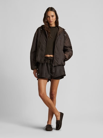 Frauenmodel trägt Relaxed Fit Blouson mit Zweiwege-Reißverschluss von Polo Ralph Lauren, unifarben, mit Logo-Stitching, Ganzkörperansicht von vorne.