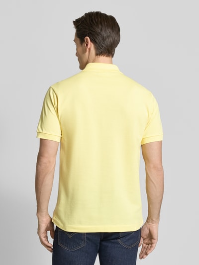 Męski model nosi Regular Fit Poloshirt aus reiner Baumwolle von Lacoste, efekt: jednolity kolor, krój regular fit, wyhaftowane logo, kołnierzyk polo, krótki rękaw, prążkowane zakończenia, wykończenie z bocznymi rozcięciami, wykończenie materiału: pika, materiał: bawełna, widok całej sylwetki z tyłu