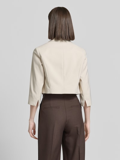 Frauenmodel trägt Cropped Blazer mit 3/4-Arm von Betty Barclay, Material-Mix mit Stretch-Anteil, Rückenlänge 42 cm, Brustweite 45 cm, Ganzkörperansicht Rückansicht