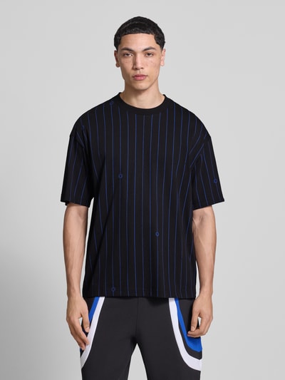 Mannenmodel draagt Regular Fit T-Shirt uit zuivere katoen model 'NORAYATI' van Hugo Blue met all-over gestreept patroon, label smiley print, ronde hals, korte mouw, jersey structuur, frontale volledige lichaamsweergave.