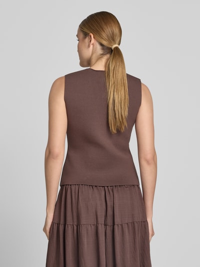 Frauenmodel trägt Strickweste mit V-Ausschnitt und Knopfleiste von Jake*s Cocktail im Material-Mix mit Viskose-Anteil, Slim-Fit, Rückenlänge 51 cm bei Größe 36, einfarbiges Design, glatte Textur, Ganzkörperansicht Rückansicht.