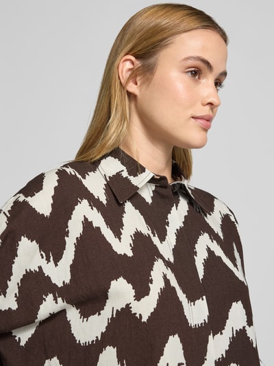 Frauenmodel trägt Bluse aus Viskose-Mix mit 3/4-Arm Modell 'FAWEN' von OPUS PANTS, Hemdblusenkragen, Nahaufnahme Oberkörper, abstraktes Muster, Braun und Offwhite, glatte Textur, Damen Bluse mit Leinen-Anteil.