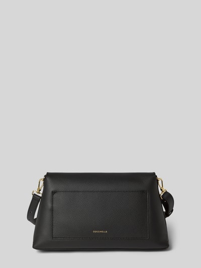 Produktfoto, Handtasche aus echtem Leder Modell 'NIKLA' von Coccinelle in Schwarz, goldene Details, klare Rechteckform, fein strukturierte Oberfläche, abnehmbarer Schulterriemen, Hauptfach mit Überschlag, Label-Detail, Damen Handtasche, 25x17x11 cm, 88 cm Riemenlänge.