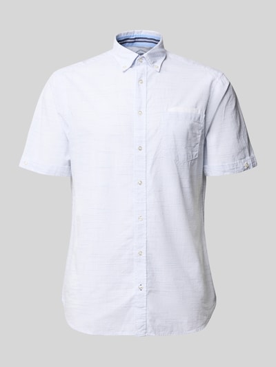 Produktfoto, Regular Fit Freizeithemd mit Button-Down-Kragen von Christian Berg Men, bawełna, krój regular fit, kieszeń na piersi, biała kolorystyka, tekstura lekko prążkowana, długość tyłu w rozmiarze M: 78 cm, szerokość w rozmiarze M: 44 cm, długość rękawa w rozmiarze M: 26 cm