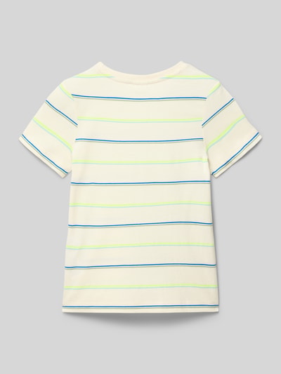 Junge trägt Regular Fit T-Shirt aus Baumwoll-Mix von s.Oliver RED LABEL, Optik:Allover-Muster, gestreift, Ganzkörperansicht Rückansicht.