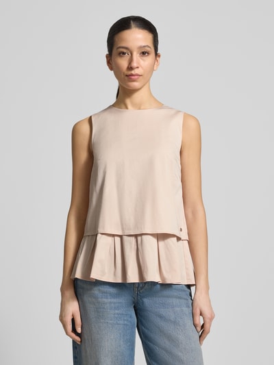 Frauenmodel trägt Blusenshirt mit Volantsaum und Rundhalsausschnitt von Marc Cain, Baumwoll-Viskose-Mix, Gerader-Schnitt, Rückseitiger Reißverschluss, Rückenlänge 59 cm bei Größe 36, Nahaufnahme Oberkörper.