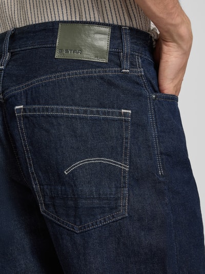Männermodel trägt Regular Fit Jeansshorts aus reiner Baumwolle Modell 'DAKOTA SHORT' von G-Star, Denim-Optik, Nahaufnahme Rückansicht.