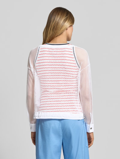 Frauenmodel trägt Longsleeve mit Lochmuster von Marc Cain in Weiß mit transparentem Design und Tunnelzugbund, Rückansicht, Ganzkörperansicht.