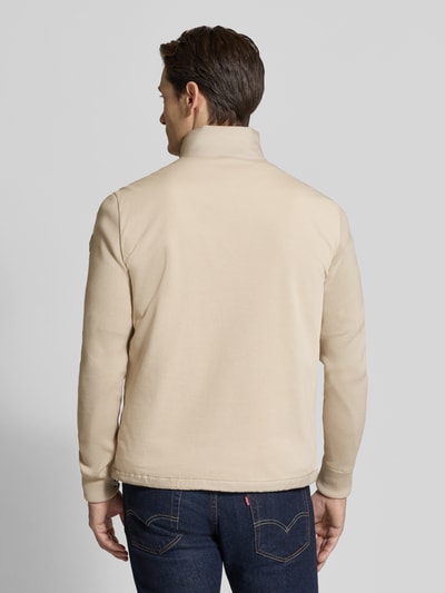 Männermodel trägt Regular Fit Jacke in Stepp-Optik von Colmar Originals in Beige mit Stehkragen, Rückenlänge 67 cm, Ganzkörperansicht Rückansicht