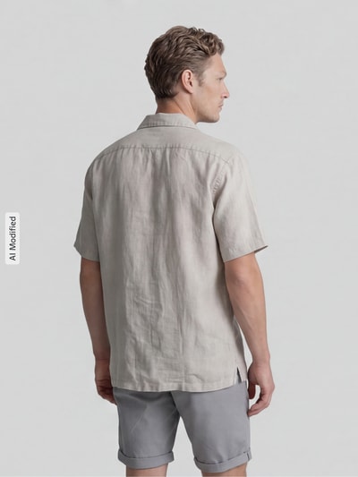 Männermodel trägt Regular Fit Leinenhemd mit Reverskragen von MCNEAL, Beige, reine Leinenstruktur, Kurzarm, Rückenansicht, Ganzkörperansicht Rückansicht.
