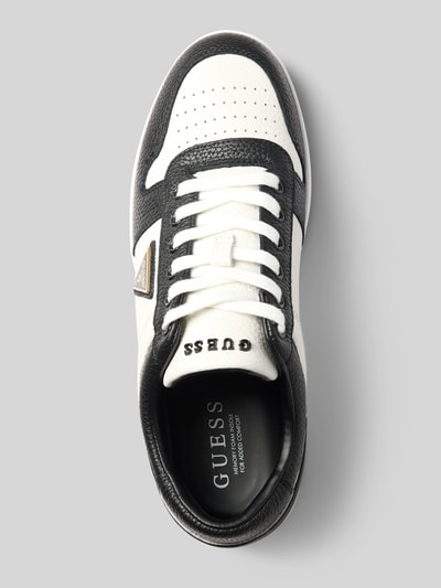 Produktfoto, Sneaker aus echtem Leder Modell 'Uddent' von GUESS in Schwarz-Weiß mit Logo-Detail, Schnürverschluss und runder Form, Echtleder-Textur, sichtbare Lochprägung, Kontext: Herren Sneaker, Absatzhöhe 3 cm, Schafthöhe 7 cm, Schaftweite 9 cm.