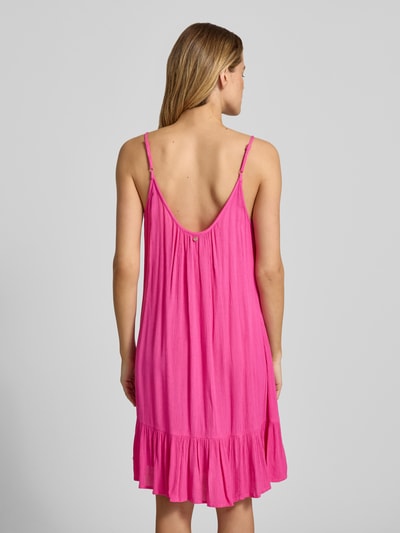 Frauenmodel trägt Minikleid aus Viskose mit tiefem Rückenausschnitt von Shiwi in Pink, A-Linie, verstellbare Träger, Ganzkörperansicht Rückansicht.