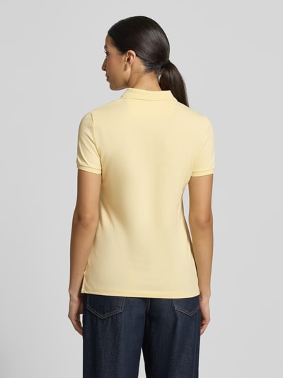 Frauenmodel trägt Slim Fit Poloshirt mit Knopfleiste von Christian Berg Woman aus Baumwoll-Elasthan-Mix, Rückenlänge 62 cm, Ganzkörperansicht Rückansicht.
