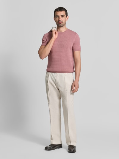 Männermodel trägt Strickshirt mit Strukturmuster Modell 'Elio' von JOOP! aus reiner Baumwolle, Slim Fit, Rundhalsausschnitt, Ganzkörperansicht von vorne.