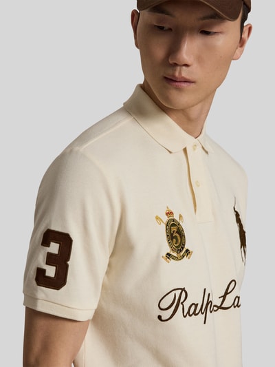 Polo Ralph Lauren Koszulka polo o kroju regular fit z czystej bawełny z naszywkami i haftami Piaskowy 3
