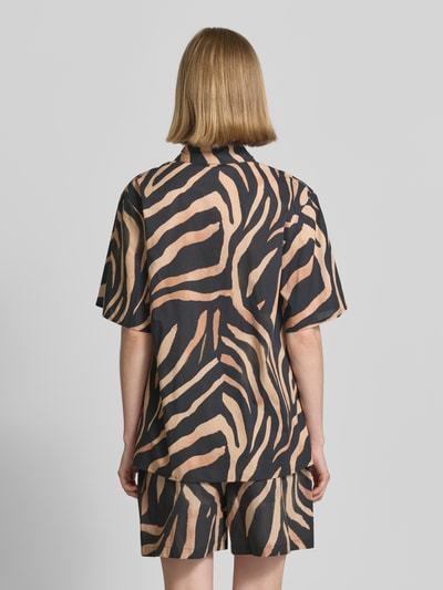 Frauenmodel trägt Regular Fit Hemdbluse aus reiner Baumwolle Modell 'CAMULE-1' von HUGO im Animal Print Allover-Muster, Kurzarm, Rückansicht, Ganzkörperansicht.