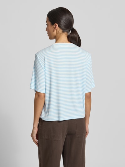 Frauenmodel trägt Regular Fit T-Shirt aus Modal-Mix Modell 'Jana' von MSCH Copenhagen, blau-weiß gestreift, Halbarm, Ganzkörperansicht Rückansicht.