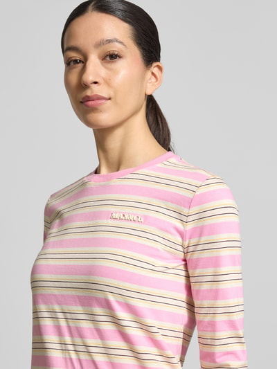 Kobiece modelka nosi Regular Fit Langarmshirt aus reiner Baumwolle Modell 'MEDUSA' von MAX&Co., wzór w paski, wielokolorowa, aplikacja z napisem na piersi, okrągły dekolt, materiał jersey, czysta bawełna, z długim rękawem, zbliżenie na górną część ciała.