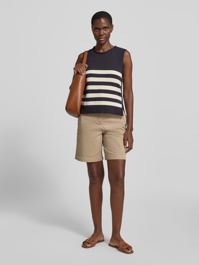 Frauenmodel trägt Stricktop mit Rollsaum von Comma aus Reine Baumwolle, Regular-Fit, Rundhalsausschnitt, beige Shorts, Ganzkörperansicht von vorne.
