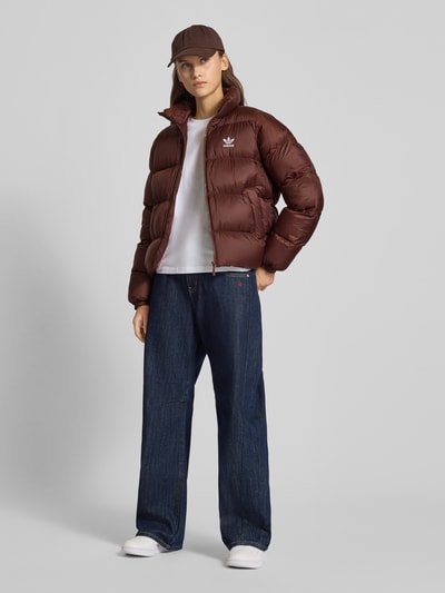 adidas Originals Pikowana kurtka o kroju regular fit z wyhaftowanym logo Średniobrązowy 1