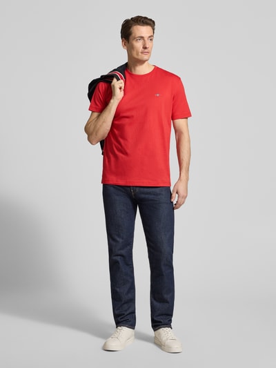 GANT T-shirt o kroju regular fit z wyhaftowanym logo Morelowy 1