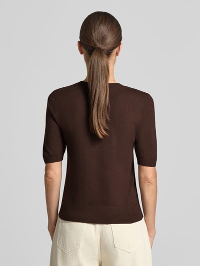 Frauenmodel trägt Regular Fit Pullover aus Viskose-Mix von s.Oliver RED LABEL in Dunkelbraun, glatte Textur, Ganzkörperansicht Rückansicht.