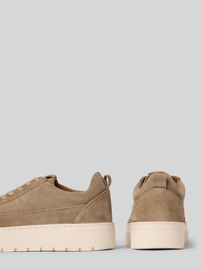 Produktfoto, Sneaker aus echtem Leder Modell 'Ivar' von PS Poelman in Wildleder-Optik, strukturierte Sohle, beige, abgerundete Form, Label-Detail