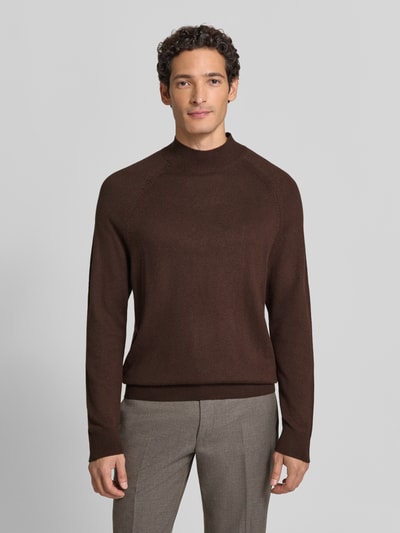 Męskimodel nosi brązowy sweter Regular Fit Pullover aus Baumwoll-Mix Modell 'Tito-M' von Strellson, gładka faktura, Ganzkörperansicht von vorne, Herren Pullover von Strellson.