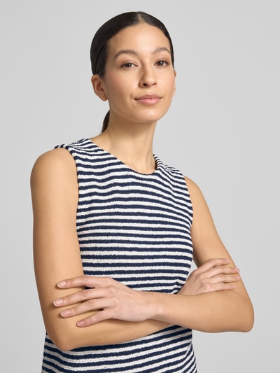 Frauenmodel trägt Frise Yarn Frottee Ringel-Top von Christian Berg Woman, Regular Fit, Streifenmuster, Nahaufnahme Oberkörper.