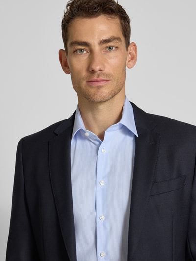 Männermodel trägt Regular Fit Business-Hemd aus Baumwolle mit Kentkragen von Christian Berg Men, feine hellblaue Streifen, Knopfleiste, Nahaufnahme Oberkörper. Rückenlänge bei Größe 39/40: 81 cm, Schulterbreite: 40 cm, Ärmellänge: 66 cm, Reine Baumwolle.