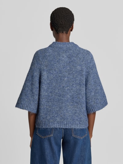 Frauenmodel trägt Relaxed Fit Cardigan mit Woll-Anteil Modell 'Benutta' von Neo Noir, Strick-Optik, meliertes Blau, Ganzkörperansicht Rückansicht.