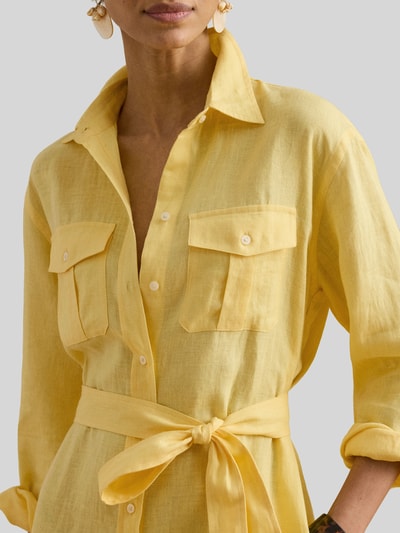 Frauenmodel trägt Schmales Midi Hemdblusenkleid aus reinem Leinen von Lauren Ralph Lauren in Optik: Unifarben, Flammgarn-Textur, Nahaufnahme Oberkörper.
