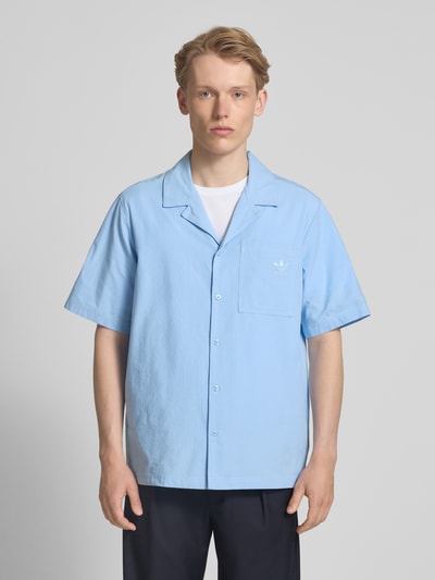 adidas Originals Koszula casualowa o kroju regular fit z kołnierzem z połami Jasnoniebieski 4