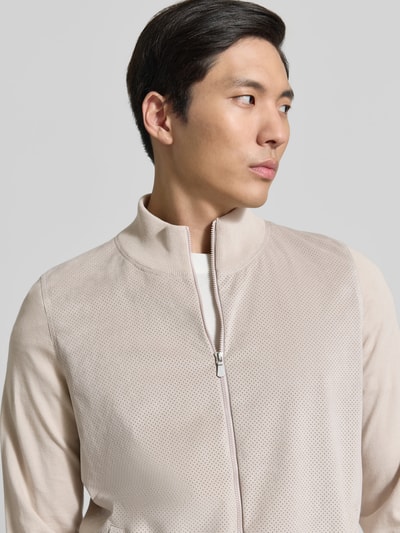 Männermodel trägt Jacke mit Zweiwege-Reißverschluss von GRAN SASSO aus Reine Baumwolle, Regular-Fit, Stehkragen, Eingrifftaschen, Nahaufnahme Oberkörper.
