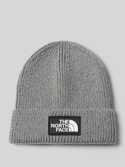 Produktfoto, Beanie in Ripp-Optik von The North Face in Hellgrau, gestrickte Struktur, breiter Umschlag, Label-Patch sichtbar