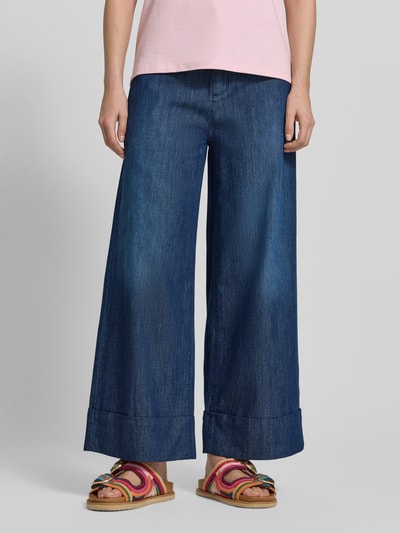 Vrouwenmodel draagt Wide Leg Jeans in verkorte pasvorm model 'VELINA' van SEDUCTIVE, blauwe denim, used-look, katoen, voorkant, detailopname.