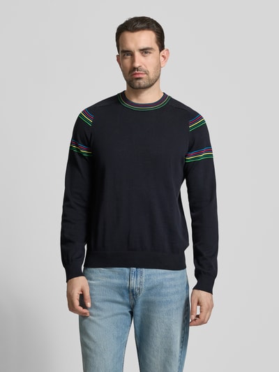 Männermodel trägt Pullover mit Rundhalsausschnitt und Kontraststreifen von PAUL SMITH in Dunkelblau, reine Baumwolle, Regular Fit, Ganzkörperansicht von vorne.