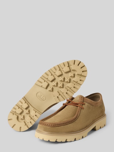 Produktfoto, Bootsschuhe aus beschichtetem Leder Modell 'Cleyhill' von Clarks, beige Braun, abgerundete Form, profilierte Sohle, Schnürung, robuste Textur.