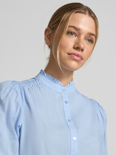 Frauenmodel trägt Regular Fit Bluse mit Stehkragen Modell 'CALISTE' von Soyaconcept aus reiner Bio-Baumwolle in Hellblau, Nahaufnahme Oberkörper.