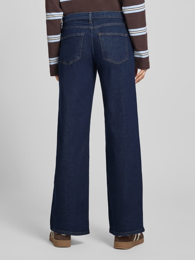Vrouwenmodel draagt Wide Leg Jeans aus Baumwoll-Mix Modell 'JUDY' van Only, unikleuren denim, low waist, 5-pocket, label stitching, volledige achteraanzicht.