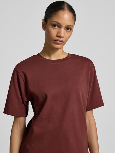 Frauenmodel trägt T-Shirt in halbärmligem Design von JAKE*S STUDIO WOMAN aus reiner Baumwolle, lockerer Schnitt, Rundhalsausschnitt, Nahaufnahme Oberkörper.
