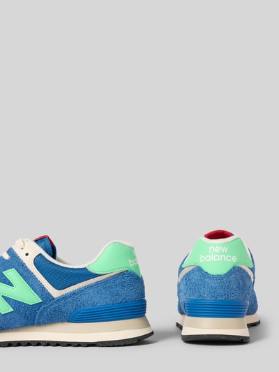Produktfoto, Sneaker mit Label-Details Modell 'U574' von New Balance in Blau mit strukturierter Sohle, abgerundete Form, Schnürung, Struktur und Label-Details, Absatzhöhe 3 cm, Schafthöhe 9 cm, Schaftweite 8 cm