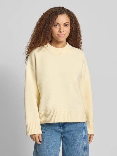Vrouwenmodel draagt Relaxed Fit Pullover in tricotlook van Gina Tricot in lichtgeel met ribboorden, dames, ruglengte maat S 56 cm, mouwlengte 52 cm, relaxed fit, mouwen verlaagd, gebreide structuur, voorkant bovenlichaam close-up