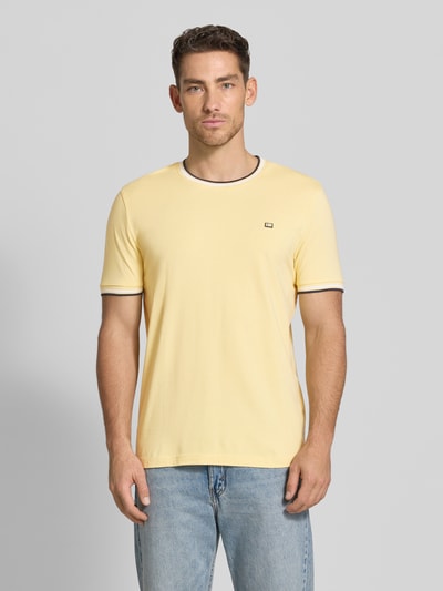 Męski model nosi T-Shirt mit Kontraststreifen und Rundhalsausschnitt od Christian Berg Men, bawełna z elastanem, krój regular fit, długość tyłu w rozmiarze M: 71 cm, widok całej sylwetki z przodu