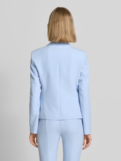 Frauenmodel trägt Regular Fit Kurzblazer von HUGO in Hellblau, Optik: Unifarben, Passform: Regular-Fit, Paspeltaschen, 2-Knopf-Verschluss, Ganzkörperansicht Rückansicht.