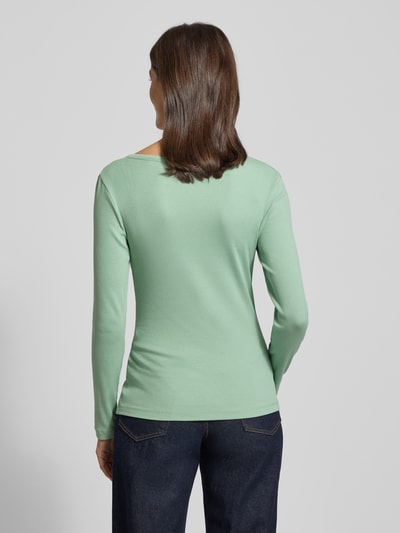 Frauenmodel trägt Slim Fit Longsleeve aus Baumwoll-Mix mit Henley-Ausschnitt von Christian Berg Woman, mintgrün, glatte Textur, Rückenlänge bei Größe S 58 cm, Ganzkörperansicht Rückansicht.
