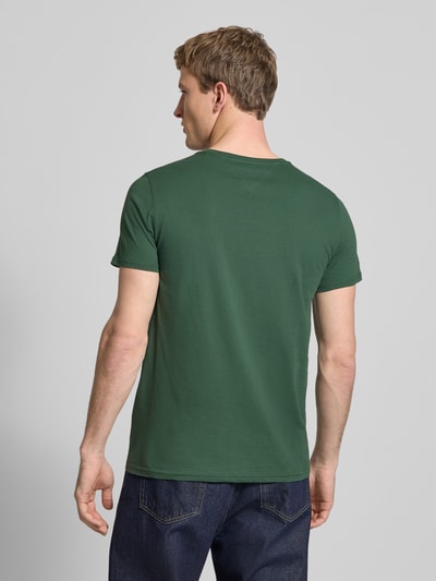 Männermodel trägt Regular Fit T-Shirt aus reiner Baumwolle von Tommy Jeans, Optik: Unifarben, Ganzkörperansicht Rückansicht.