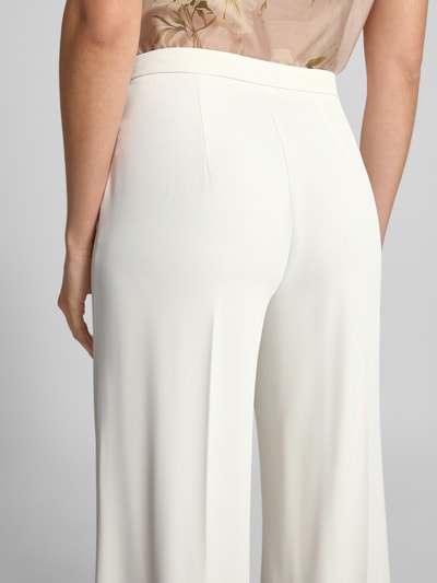 Frauenmodel trägt Stoffhose mit Bügelfalte von Rinascimento in Creme, Material-Mix mit Stretch, Wide Leg Fit, Ganzkörperansicht Rückansicht.