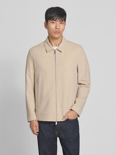 Männermodel trägt Jacke mit Zweiwege-Reißverschluss und Eingrifftaschen von CG - Club of Gents, beige, Material-Mix, Ganzkörperansicht von vorne.